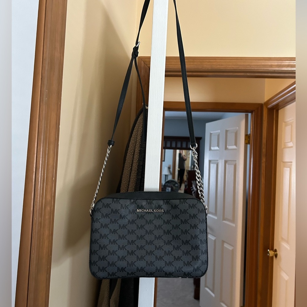 Michael Kors Signature Jet Set Crossbody Black/Silver